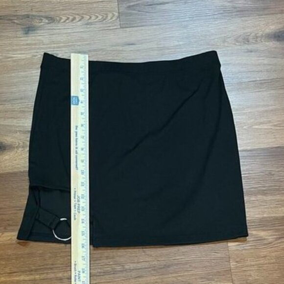🖤 Black Mini Skirt with Silver Ring Detail — Size Large Plus - Picture 4 of 6